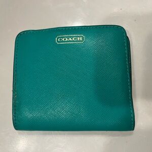 ✳️ Coach wallet small bright Kelly green ☘️